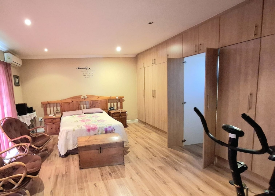 6 Bedroom Property for Sale in Gonubie Eastern Cape